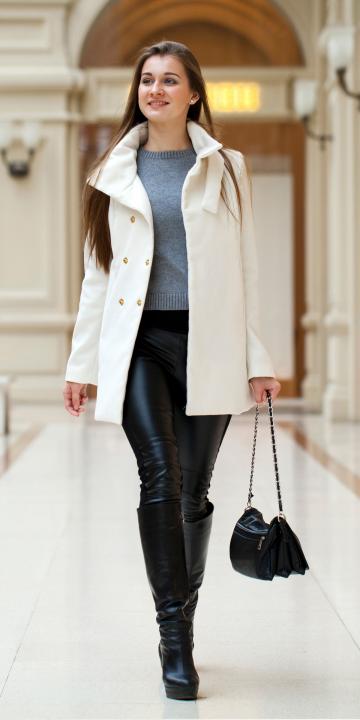 elegantes Outfit mit Mantel und Tasche